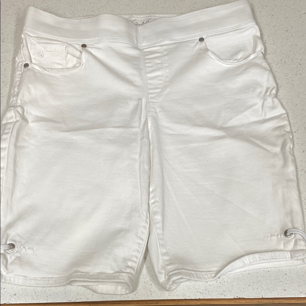 Gloria Vanderbilt Women's Light Khaki shorts
Great condition